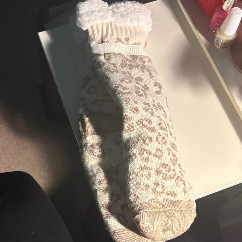 Cozy Leopard Print Fuzzy Socks